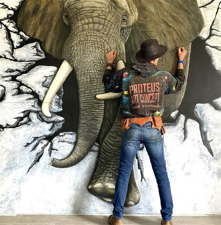 un artiste peint un éléphant